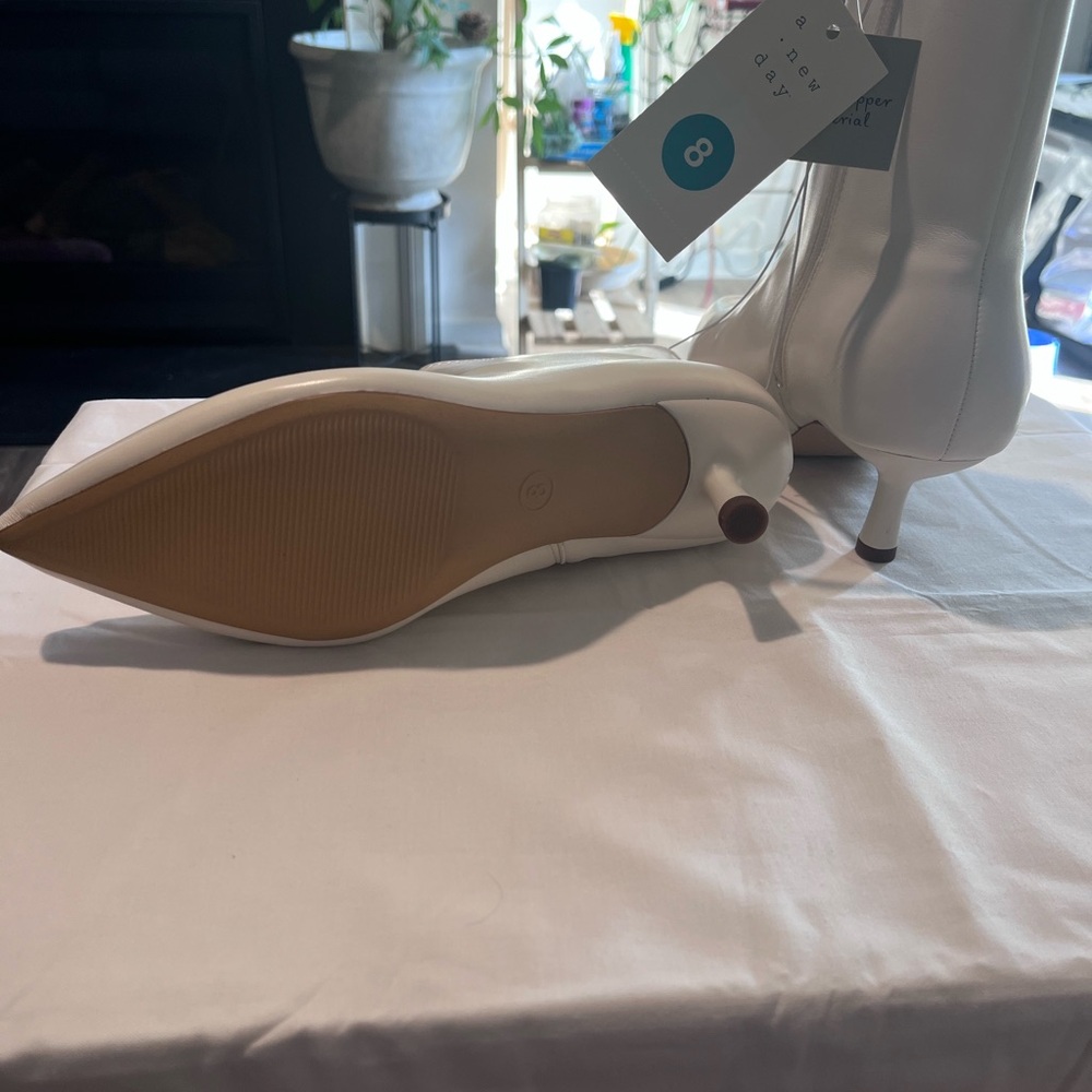 Elegant Cream Ankle Boots - Picture 4 of 8